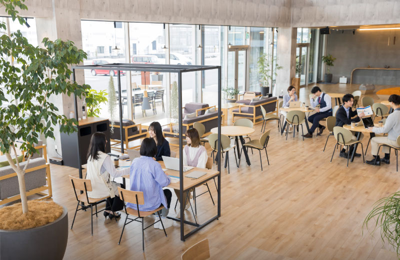 リフォームについて相談する人たちの写真